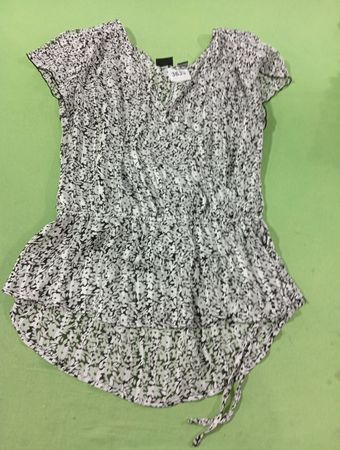 COVINGTON Damen Bluse mit schwarzem und weißem Blumenmuster