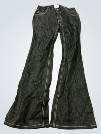Dunkelblau ausgewaschene Schlagjeans mit weißen Nähten