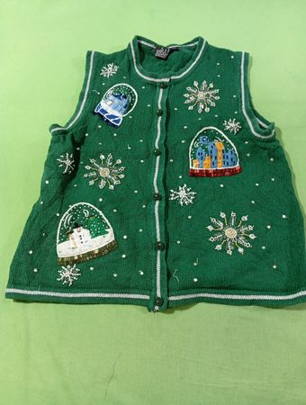 ALL POINTS BY REFERENCE POINT Grüner ärmelloser Pullover mit Schneemann- und Stadt-Applikationen