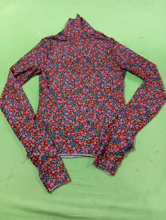 Rollkragenoberteil mit Blumenmuster