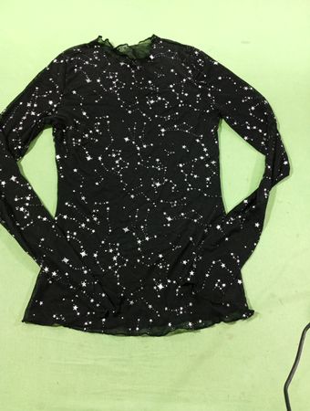 Schwarzes Mesh-Top mit langen Ärmeln und Sternenprint