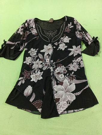Design Works schwarze Bluse mit Blumenmuster und verziertem Ausschnitt