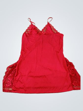 Rotes Negligé-Kleid mit Spitzenbesatz