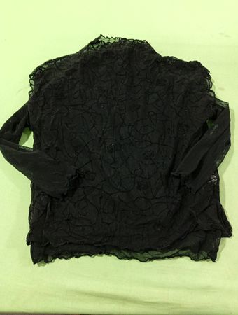 Schwarzes Netz-Top mit Rüschensaum