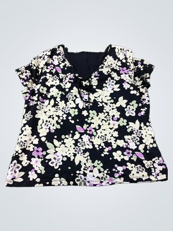 Schwarzes Oberteil mit Blumenmuster und Schnürdetail am Ausschnitt