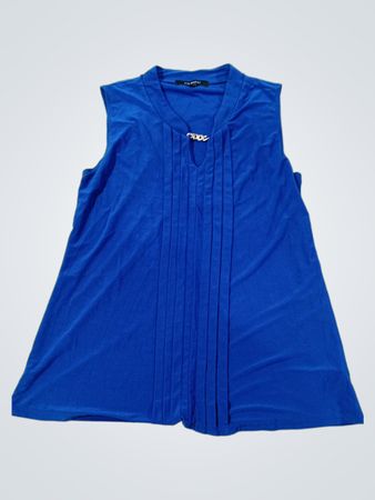 Liz McCoy Blaues ärmelloses, plissiertes V-Ausschnitt-Oberteil mit goldenem Kettendetail