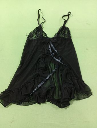 Schwarze Spitze und durchsichtiges Babydoll mit Rüschen und Schleifenband