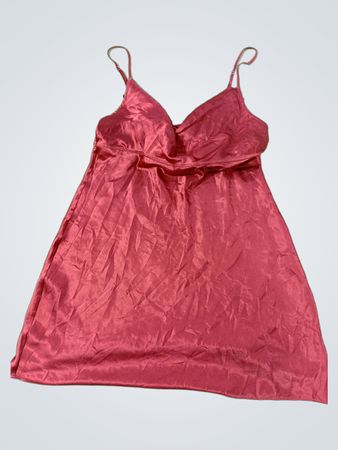 Roter Satinkleid mit nummeriertem Etikett