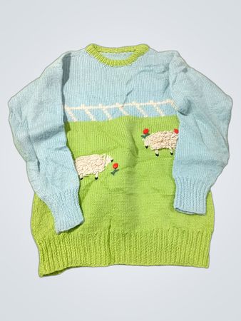 Hellblauer Strickpullover mit Schaf- und Blumenmotiv