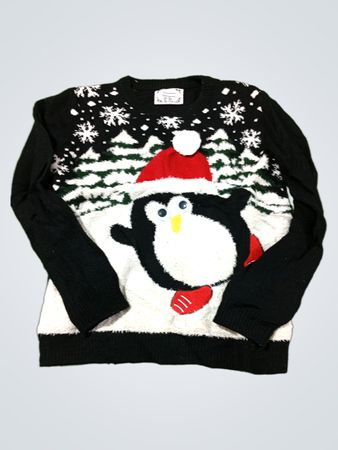 Schwarzer Weihnachtspullover mit Pinguin und Schneeflocken