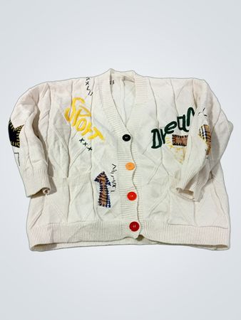 Weißer Cardigan mit besticktem Text und Aufnähern
