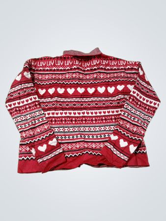 Roter Pullover mit Herzmuster