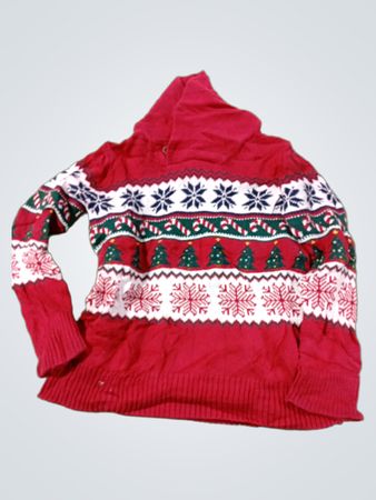 Roter Weihnachtspullover mit Schneeflocken und Bäumen
