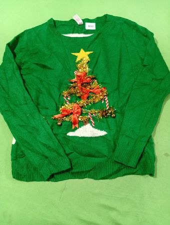Grüner Weihnachtspullover mit Tannenbaum und Zuckerstangen