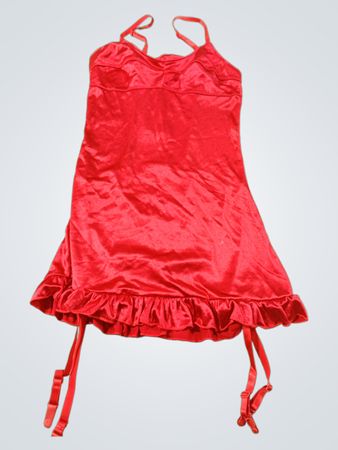 Rotes Dessouskleid mit Rüschen und Strapsgürteln
