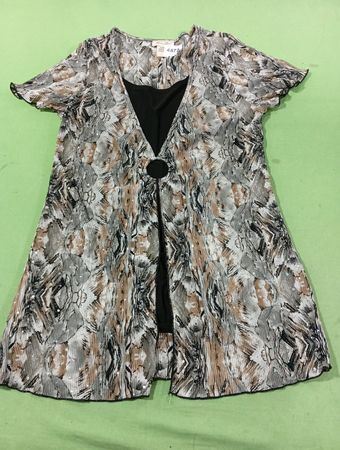 Brittany Schwarzes Damenoberteil mit Print und Plisseefalten