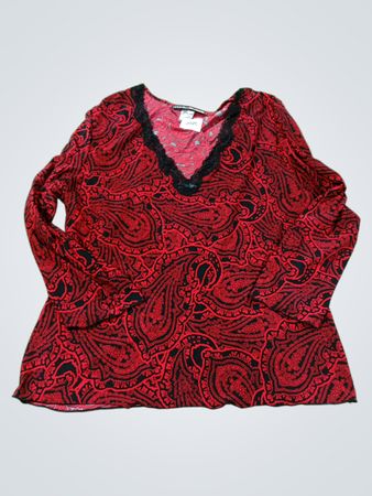 STUDIO Donatella Langarm-Oberteil in Rot und Schwarz mit Paisley-Muster und Spitzenbesatz