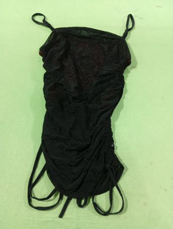 Schwarzes gerafftes Mesh-Kleid mit roter Fütterung