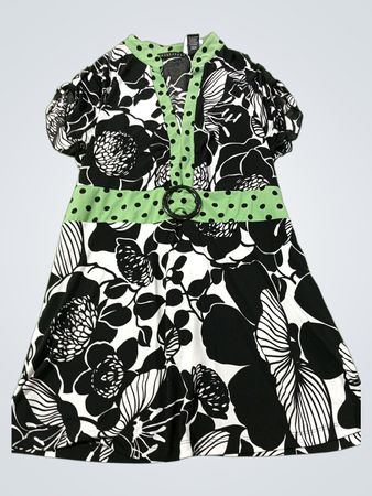 Apostrophe schwarzes und weißes Kleid mit Blumenmuster und grünen Polka-Dot-Akzenten