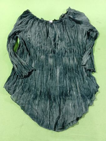 Geraffte transparente Bluse mit Silberfadenverzierung