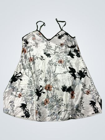 Weißes Slipkleid mit Blumenmuster