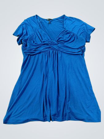 Blaues T-Shirt mit V-Ausschnitt und gedrehtem Vorderteil