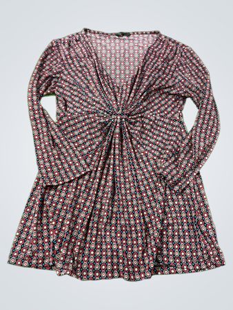 Langärmeliges Kleid mit geometrischem Muster