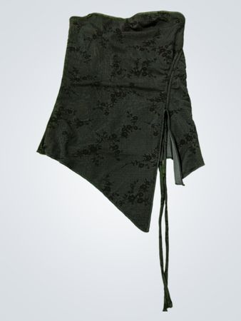 Schwarz geblümtes, asymmetrisches Trägertop mit Bindeband