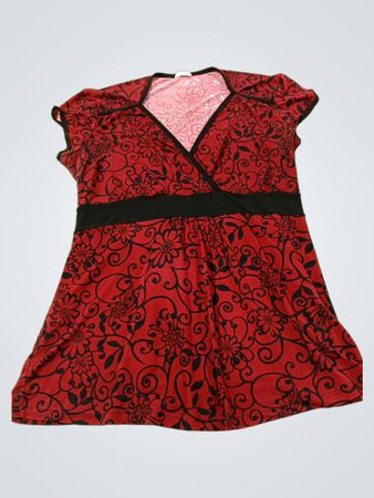 Rotes Oberteil mit Blumenmuster und schwarzer Einfassung