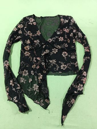 Schwarzes Oberteil mit Blumenmuster und langen Ärmeln