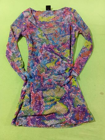 Damenkleid mit Schlangenprint und Netz-Wickeldesign