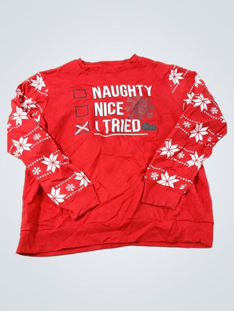 Roter Weihnachtspullover mit Schneeflockenmuster und Aufschrift „Naughty, Nice, Tried“