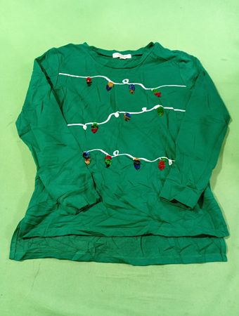 Francesca's grünes Langarm-Weihnachtslichter-T-Shirt
