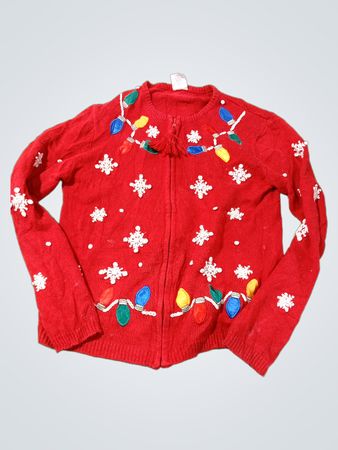 Roter Zip-Up-Pullover mit Weihnachtslichtern und Schneeflocken