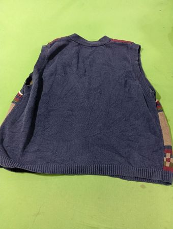 Blauer ärmelloser Pullover mit gemustertem Besatz