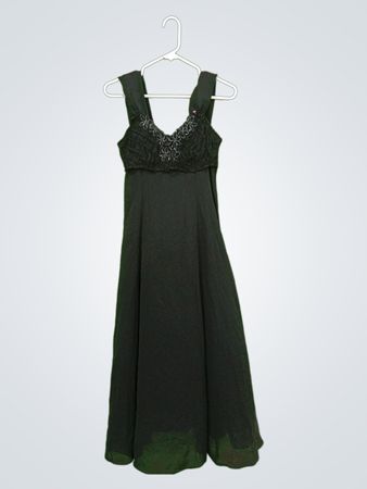 Schwarzes Kleid mit verziertem Oberteil