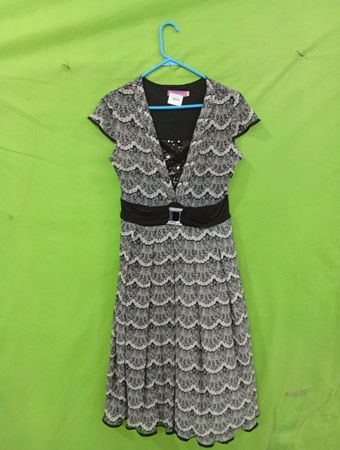 LINA Schwarzes Spitzenkleid mit Pailletten