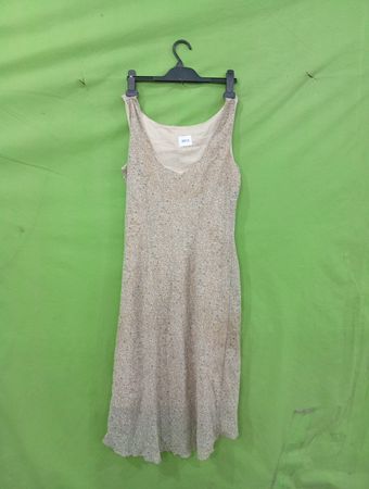Beiges ärmelloses Kleid mit floralem Druck und „2013“-Etikett