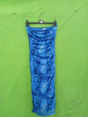 Blaues gerafftes trägerloses Maxikleid