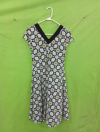 MAGGY LONDON Damenkleid Größe 10 mit V-Ausschnitt und kurzen Ärmeln