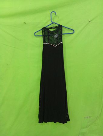 Schwarzes Kleid mit Perlenverzierung