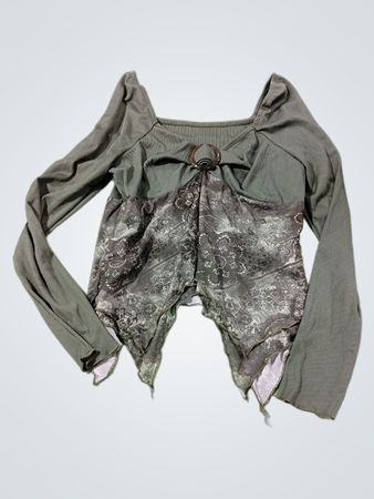 Grünes Langarmshirt mit gemustertem Stoff und Ringdetail