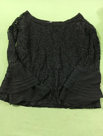 Schwarze Spitzenbluse mit Glockenärmeln