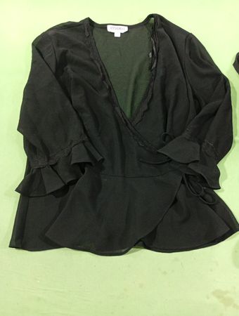 STUDIO I Schwarze Wickelbluse mit Spitzenbesatz