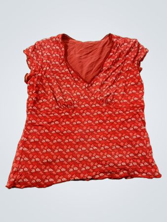 Rotes V‑Hals‑Oberteil mit Blumenmuster