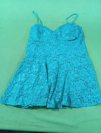 Türkisfarbenes Spitzenkleid