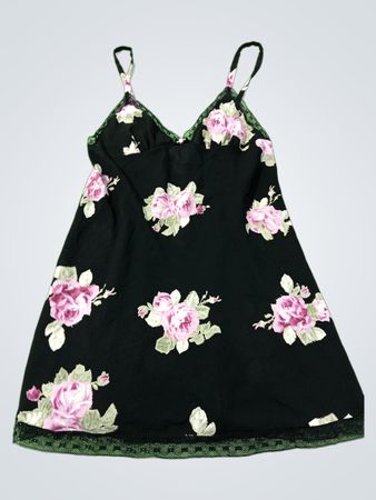 Schwarzer Nachthemd mit rosa Blumenmuster und Spitzenbesatz