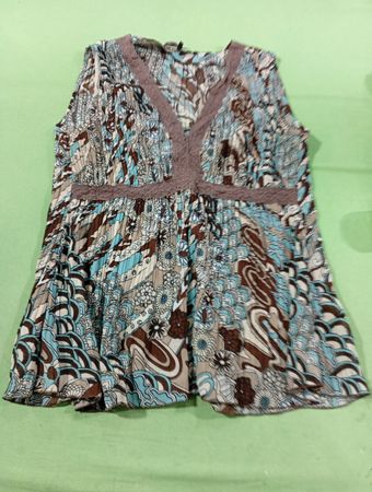 Violet & Claire New York Ärmelloses, plissiertes Top mit Print
