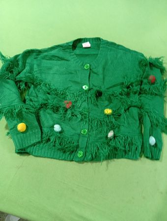 Urlaubszeit grüner Pullover mit Quasten und Bommel