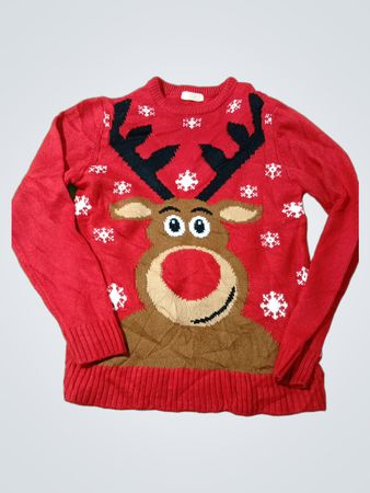 Roter Weihnachtspullover mit Rentier und Schneeflocken